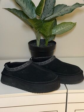 Koolaburra Black Slip-On Slippers with White Trim size 8